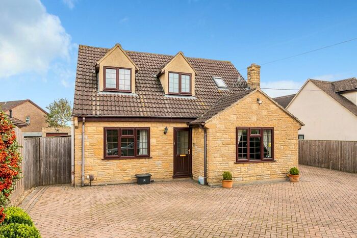 4 Bedroom Detached Bungalow To Rent In Swinbrook Road, Carterton, Oxfordshire, OX18