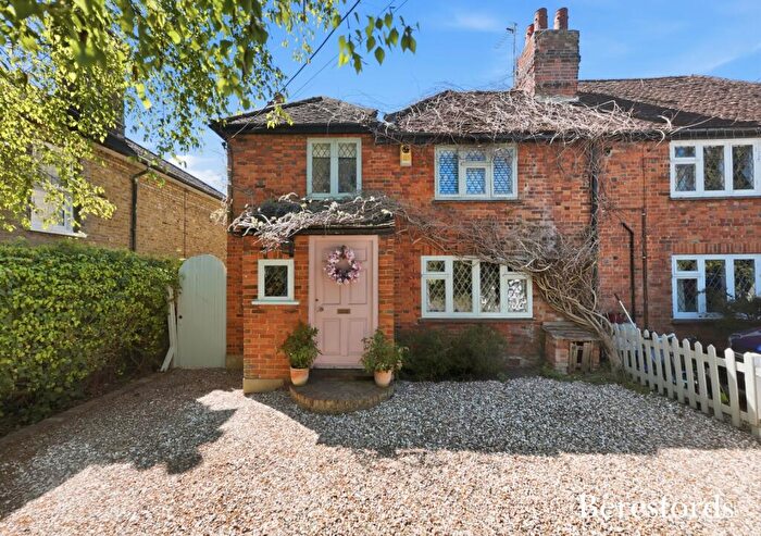 3 Bedroom Semi-Detached House For Sale In Brentwood Road, Herongate, CM13