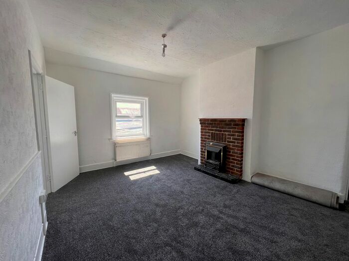 3 Bedroom Flat To Rent In Beach Road, Eastbourne, BN22