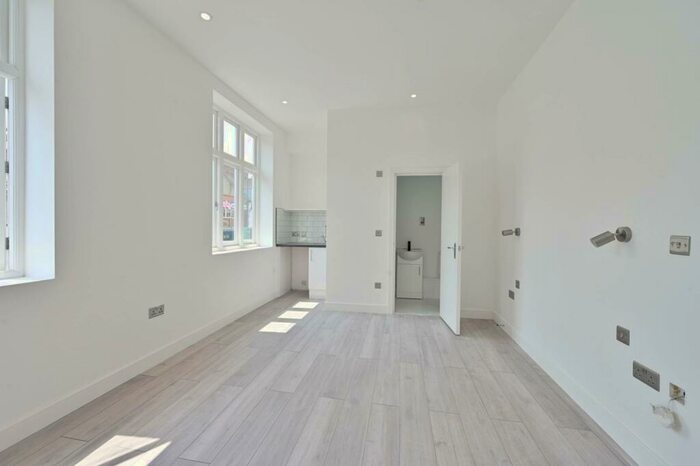 5 Bedroom Flat To Rent In Upper Richmond Road West, East Sheen, London, SW14