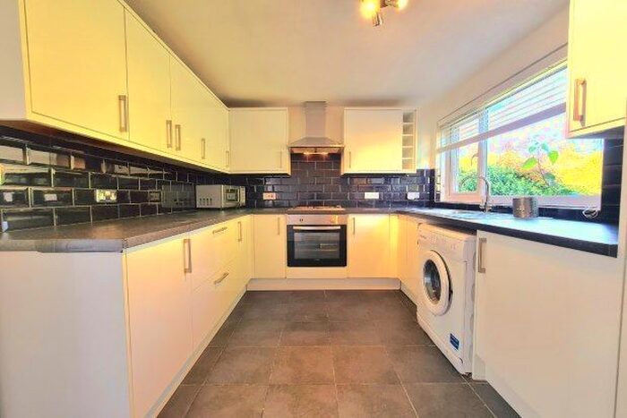 2 Bedroom Maisonette To Rent In Sharon Court, Bromley, BR1