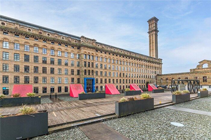 2 Bedroom Penthouse For Sale In Lilycroft Road, Bradford, West Yorkshire, BD9