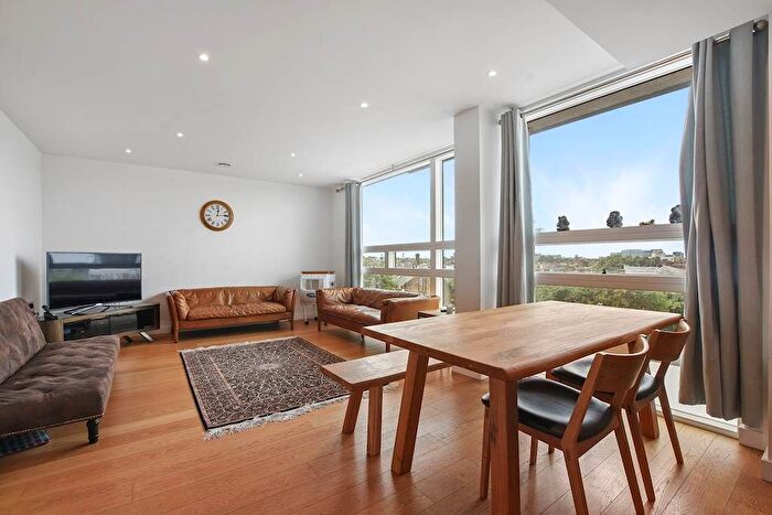 2 Bedroom Flat To Rent In Holland Park Avenue, London, W11