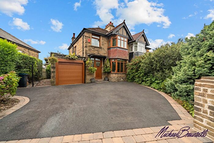 3 Bedroom Semi-Detached House For Sale In Reevylands Drive, Bradford, BD6