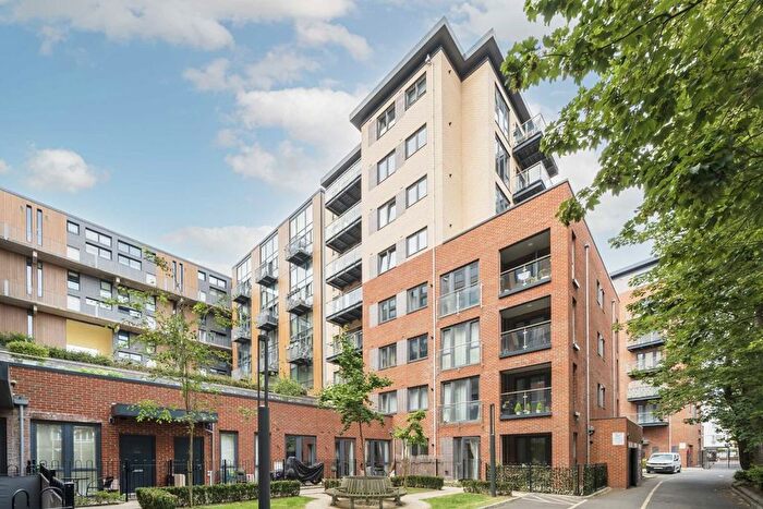 1 Bedroom Flat To Rent In Colonnade Gardens, Acton, W3