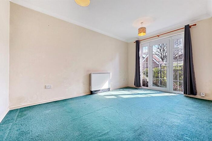 2 Bedroom Flat For Sale In Bedroom Ground Floor Flat In Chichester, PO19