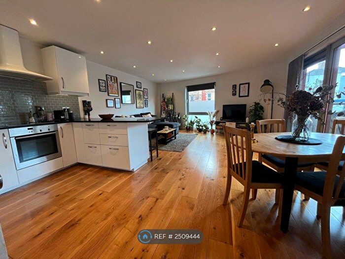 2 Bedroom Flat To Rent In Willow Way, London, SE26