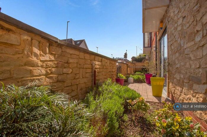 2 Bedroom Flat To Rent In Queens Place, Guildford, GU2