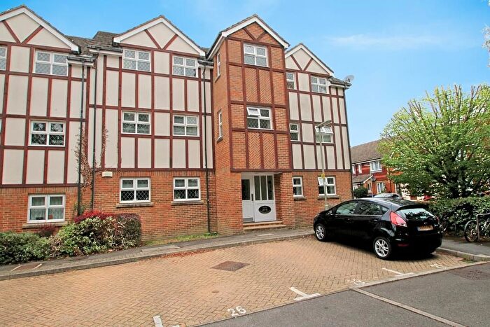 2 Bedroom Flat For Sale In Lorne Gardens, Knaphill, Woking, GU21