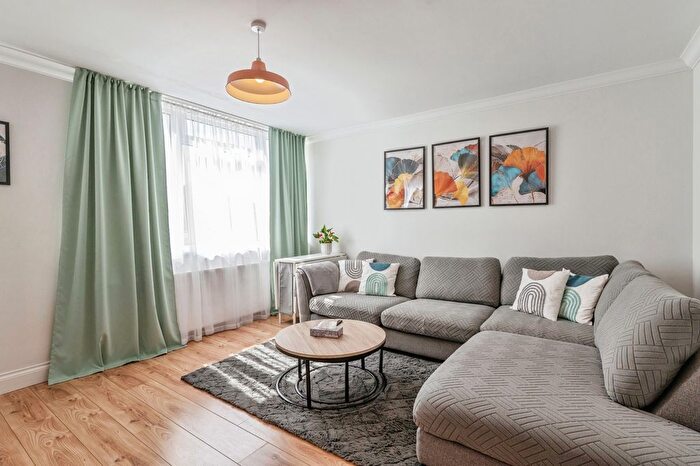 2 Bedroom Flat For Sale In Railway Square, Brentwood, Essex, CM14