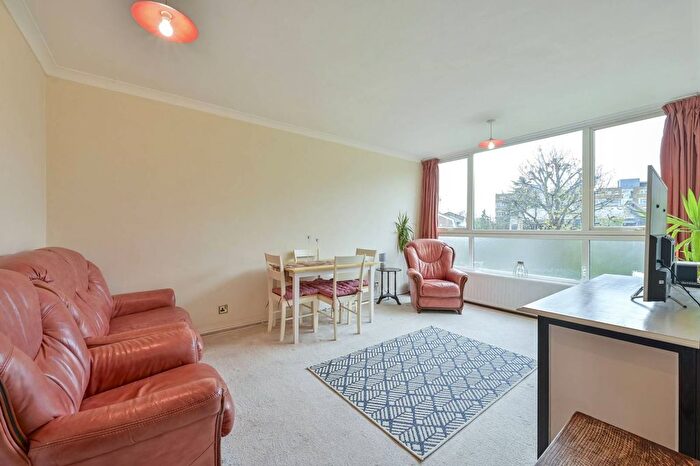 2 Bedroom Flat To Rent In Windlesham Grove, Southfields, London, SW19