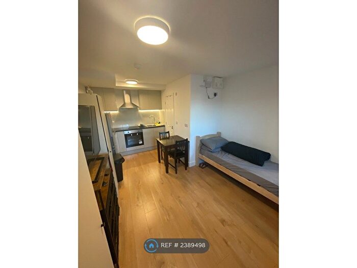 Studio To Rent In Edgware Road, London, NW2