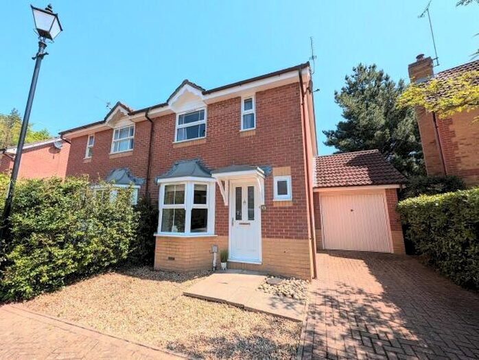 2 Bedroom House To Rent In Bullfinch Close, Horsham, RH12