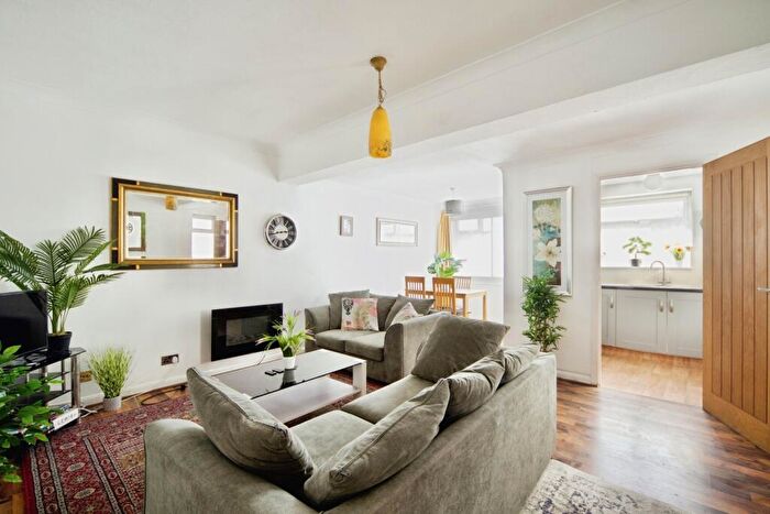 2 Bedroom Flat For Sale In Blake Hall Road, London, E11