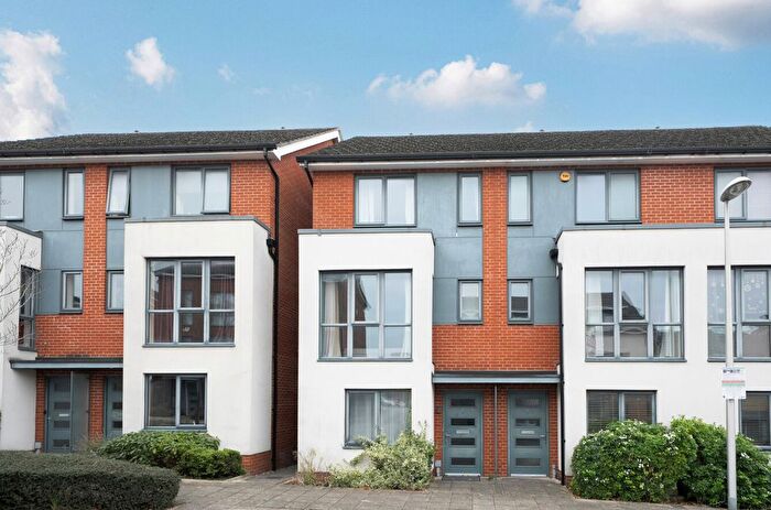 4 Bedroom Town House For Sale In Midgham Way, Reading, Berkshire, RG2