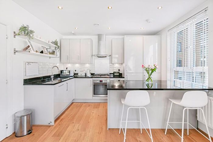 2 Bedroom Flat For Sale In Mead Lane, Hertford, SG13