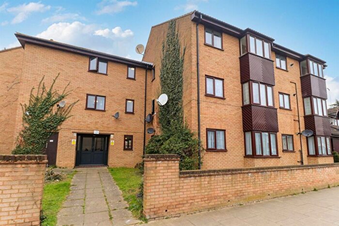 2 Bedroom Flat For Sale In Coverdale Court, Raynton Road, Enfield, EN3