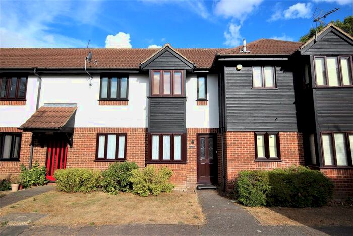 1 Bedroom Flat To Rent In Copperfields, Laindon, Basildon, SS15