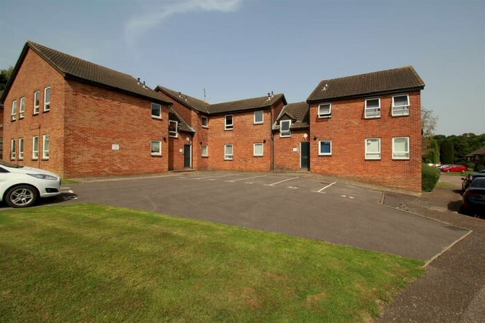 Flat To Rent In Hillingdale, Tollgate Copse, RH11