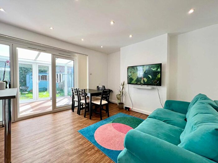 2 Bedroom Bungalow For Sale In Fairfield Road, Brentwood, CM14