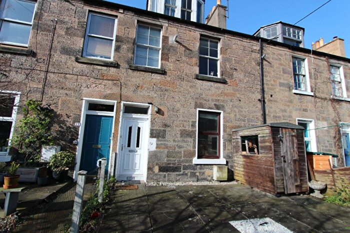 2 Bedroom Flat To Rent In Maryfield Place, Abbeyhill, Edinburgh, EH7