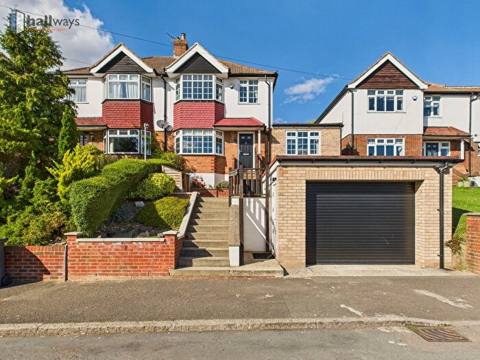 3 Bedroom Semi-Detached House For Sale In Hyde Road, South Croydon, CR2