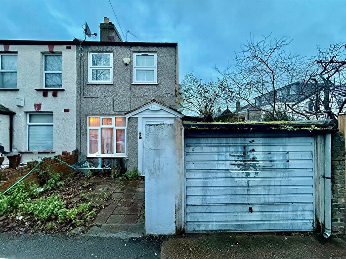 4 Bedroom Semi Detached House For Sale In Hibernia Road, Hounslow, TW3