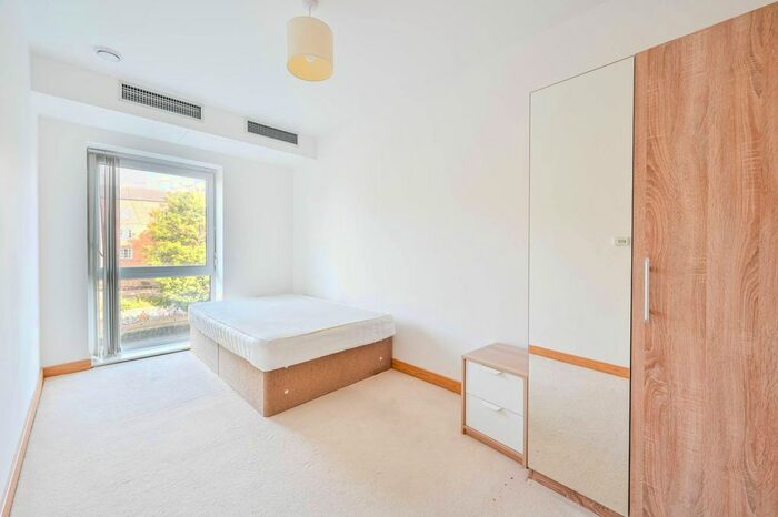 3 Bedroom Flat To Rent In High Street, Stratford, London, E15