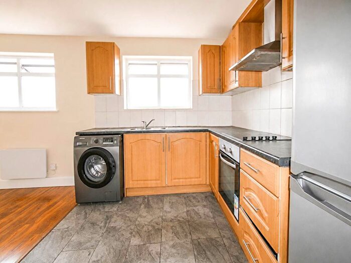 3 Bedroom Flat To Rent In Station Road, Hayes, Middlesex, UB3
