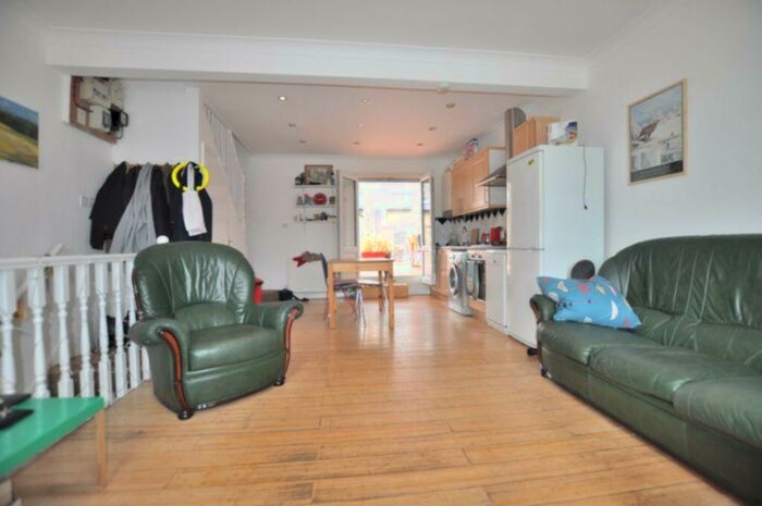 2 Bedroom Flat To Rent In Commercial Road, London, E1