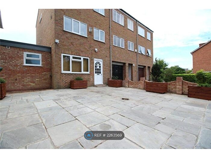 3 Bedroom Maisonette To Rent In Fairby Road, London, SE12