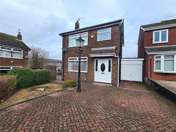 3 Bedroom Link Detached House For Sale In Pear Tree Close, Hadfield, Glossop, Derbyshire, SK13