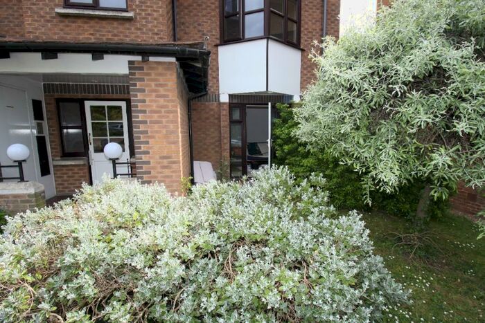 1 Bedroom Ground Flat To Rent In Halley Gardens, London, SE13