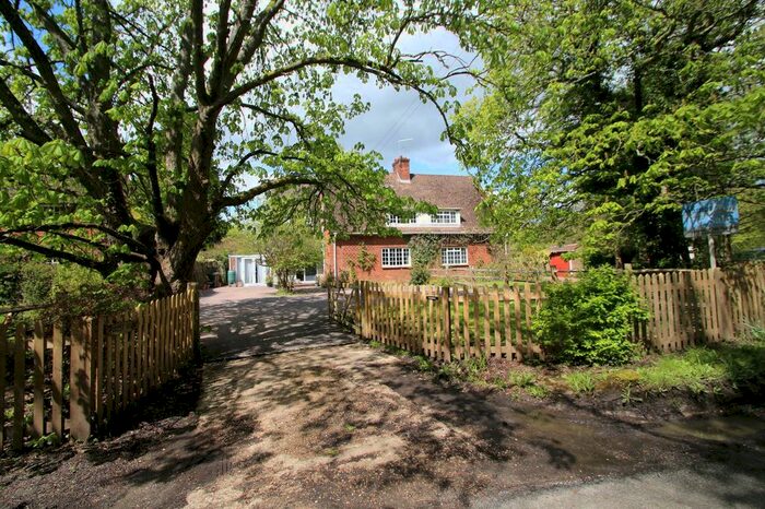 4 Bedroom Semi-Detached House For Sale In Malthouse Lane, Warehorne, TN26