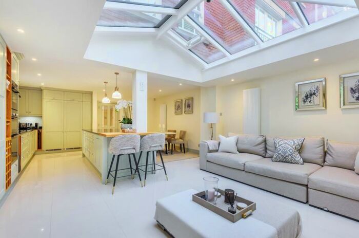 4 Bedroom Town House To Rent In Virginia Park, Surrey, GU25