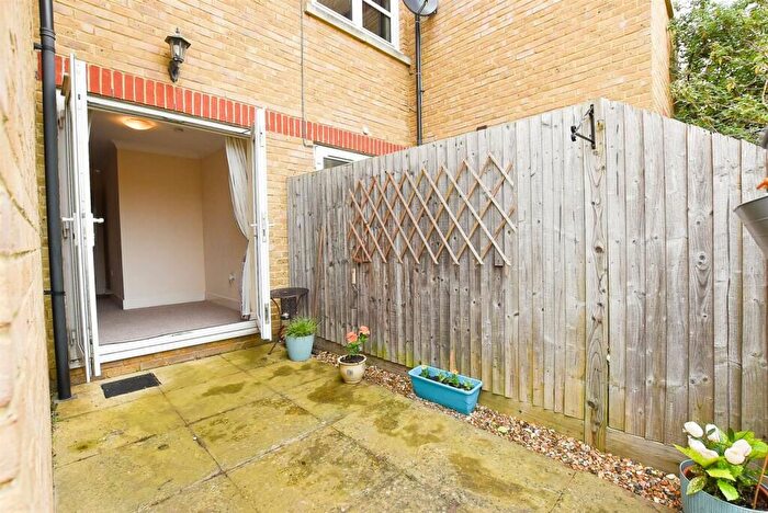 1 Bedroom Flat For Sale In Manor Road, Chatham, ME4