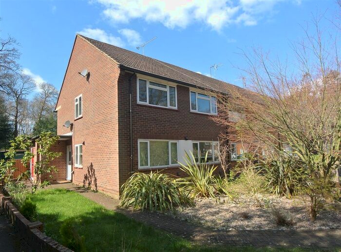 2 Bedroom Maisonette To Rent In Caenwood Close, Weybridge, KT13