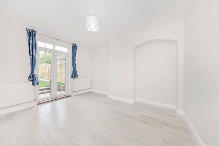 3 Bedroom Terraced House To Rent In Westway, Shepherds Bush, W12