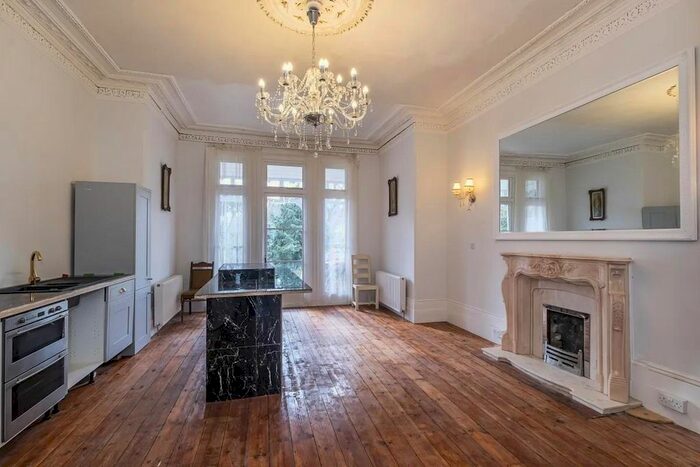 3 Bedroom Flat To Rent In Gleneldon Road, London, SW16