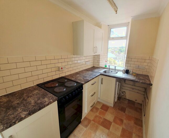 2 Bedroom Flat To Rent In Totnes Road, Paignton, TQ3