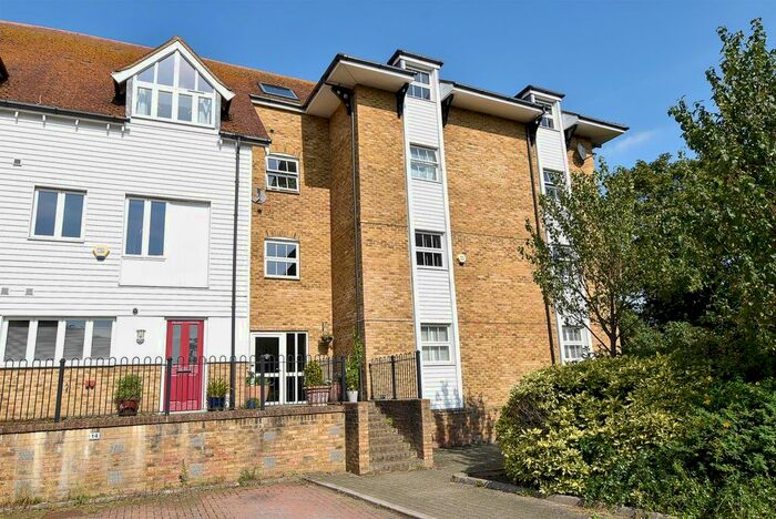 2 Bedroom Flat To Rent In Medway Court, Aylesford, ME20