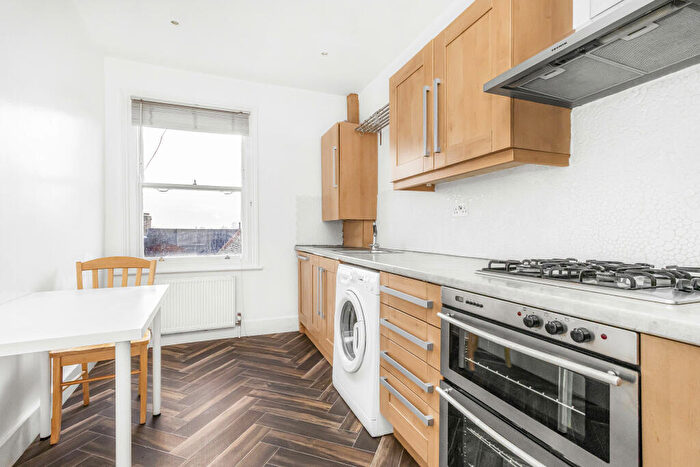 2 Bedroom Flat For Sale In Cheverton Road, Archway, London, N19