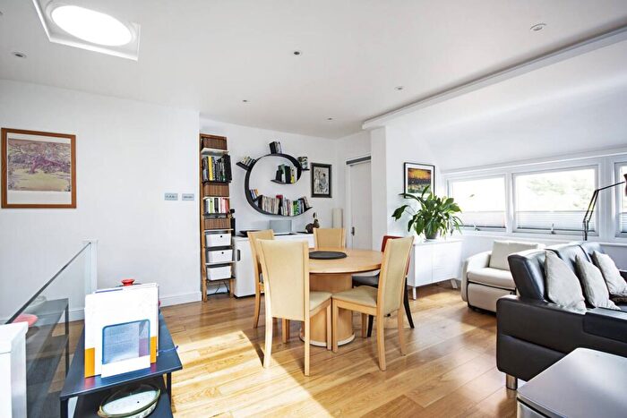 2 Bedroom Flat For Sale In Chandos Way, Golders Green, London, NW11