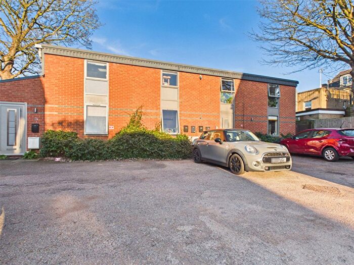 1 Bedroom Flat To Rent In Oak Lane, Twickenham, TW1