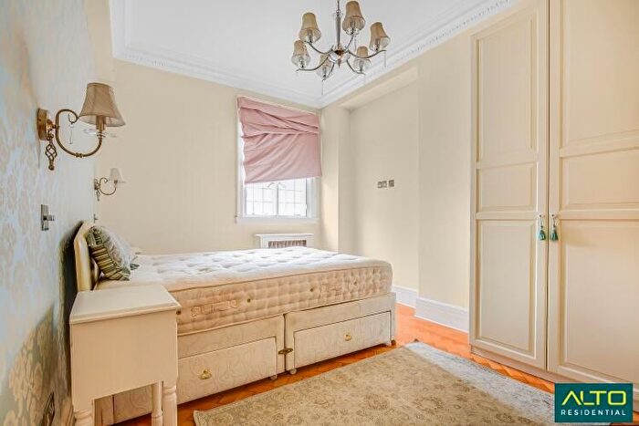 3 Bedroom Flat To Rent In Chiltern Court, Baker Street, London, NW1
