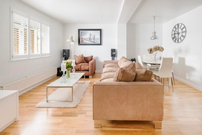 2 Bedroom Flat To Rent In Gowers Walk London, E1