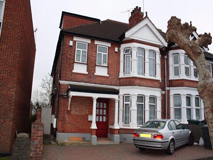 2 Bedroom Maisonette To Rent In Vivian Avenue, Hendon, NW4