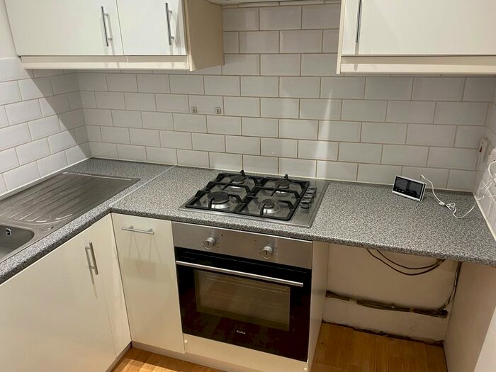 2 Bedroom Flat To Rent In Nantes Close, London, SW18