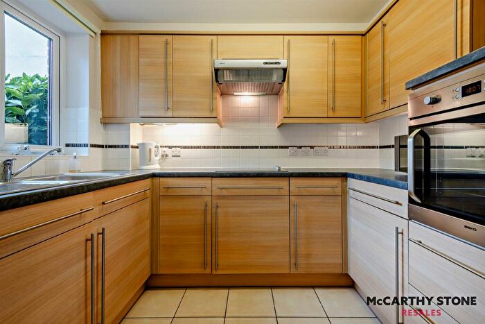 1 Bedroom Apartment For Sale In Farringford Court, Avenue Road, Lymington, Hampshire, SO41