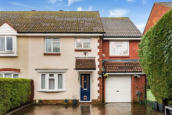 4 Bedroom Semi-Detached House For Sale In Wheatear Drive, Petersfield, Hampshire, GU31